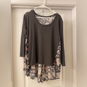 Altar’s State Small Charcoal Floral Hi Low Oversized 3/4 Sleeve Top